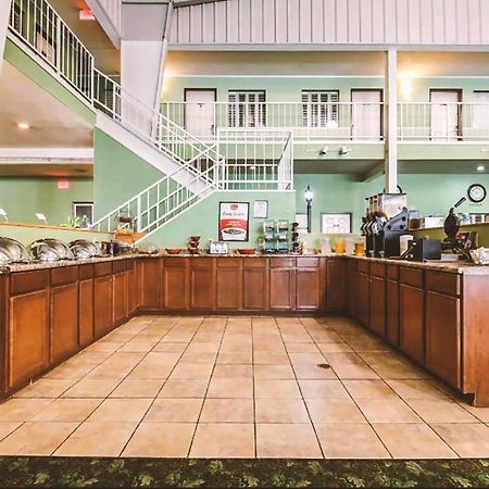 Sky-Palace Inn & Suites Mccook Extérieur photo