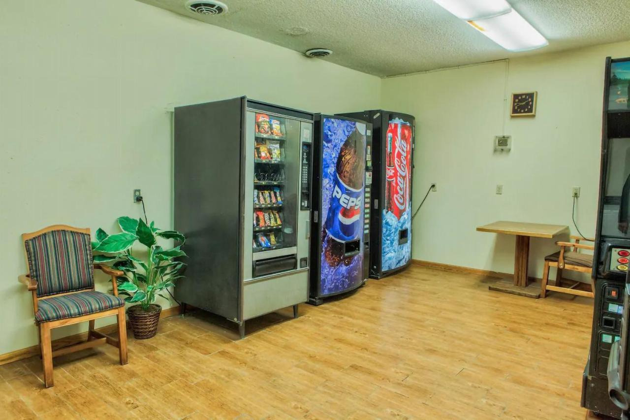 Sky-Palace Inn & Suites Mccook Extérieur photo