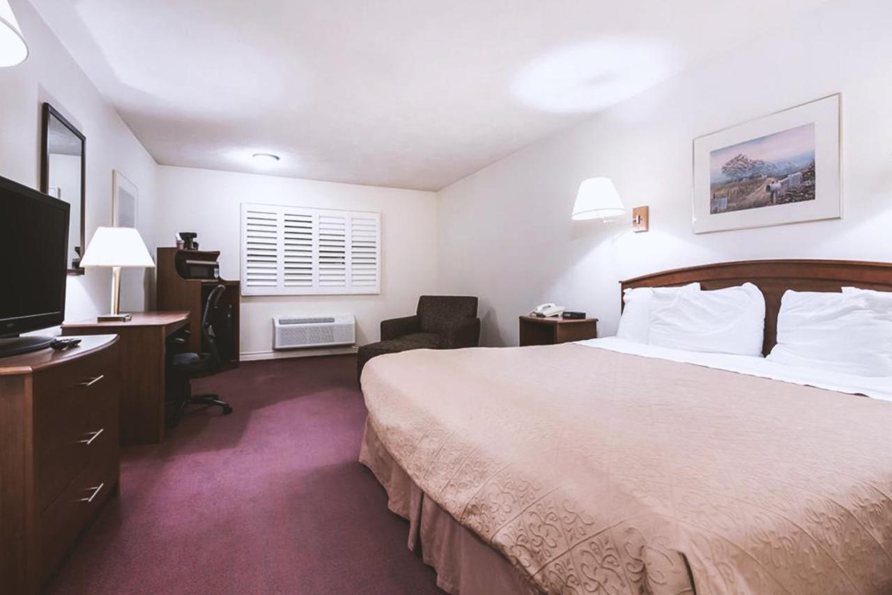 Sky-Palace Inn & Suites Mccook Extérieur photo