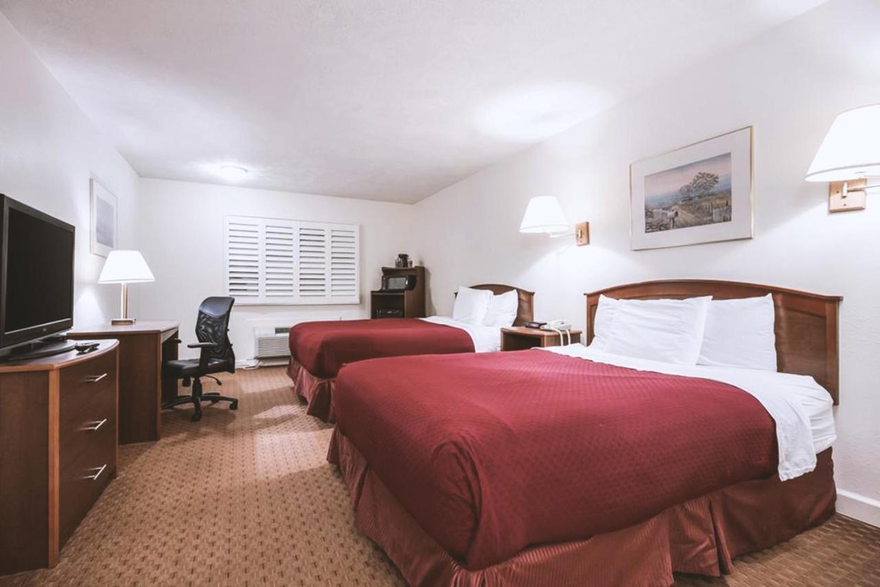 Sky-Palace Inn & Suites Mccook Extérieur photo