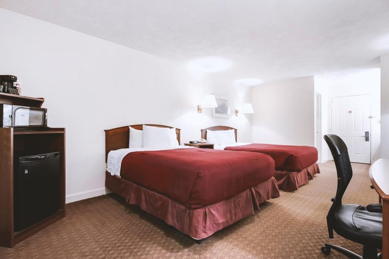 Sky-Palace Inn & Suites Mccook Extérieur photo