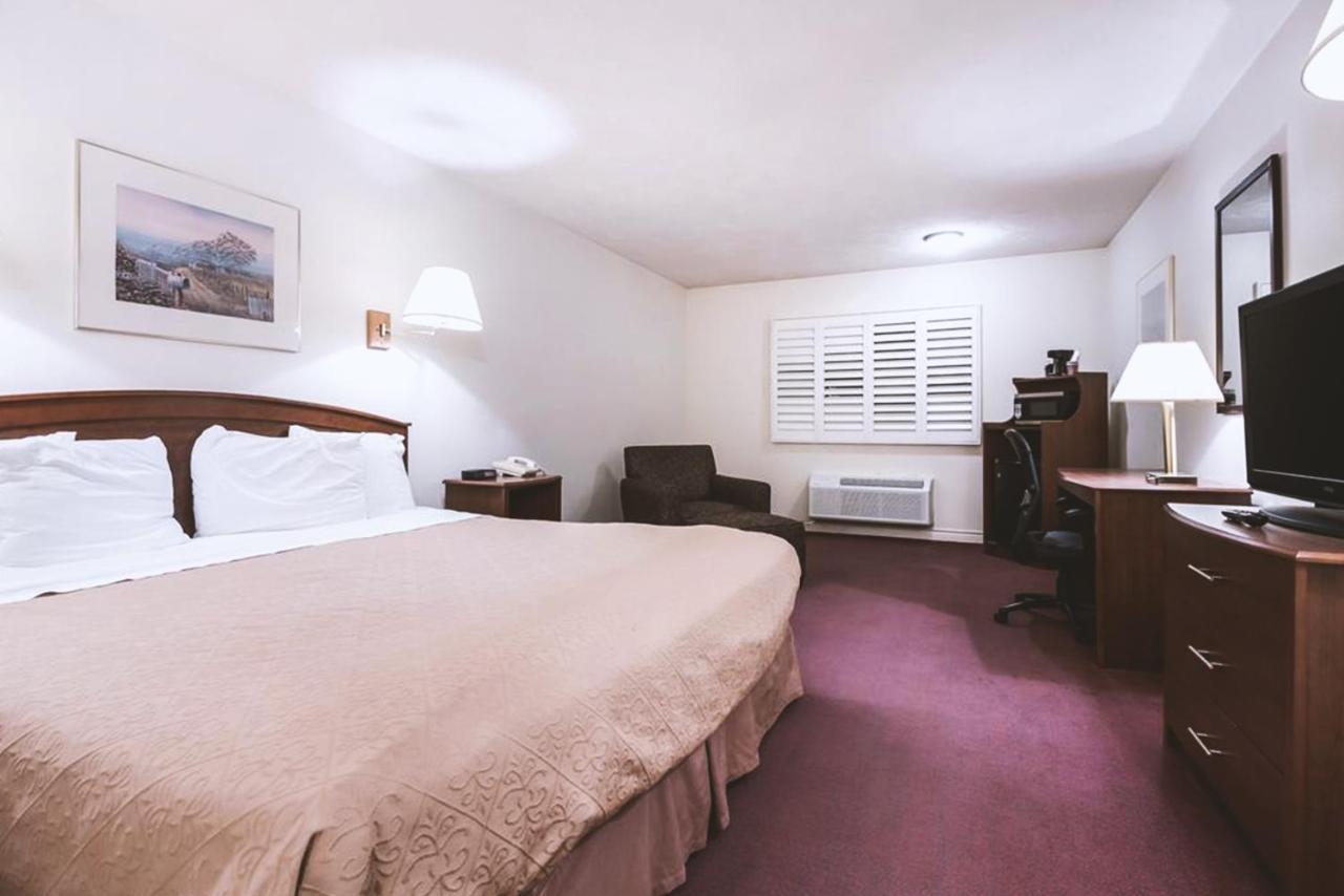 Sky-Palace Inn & Suites Mccook Extérieur photo