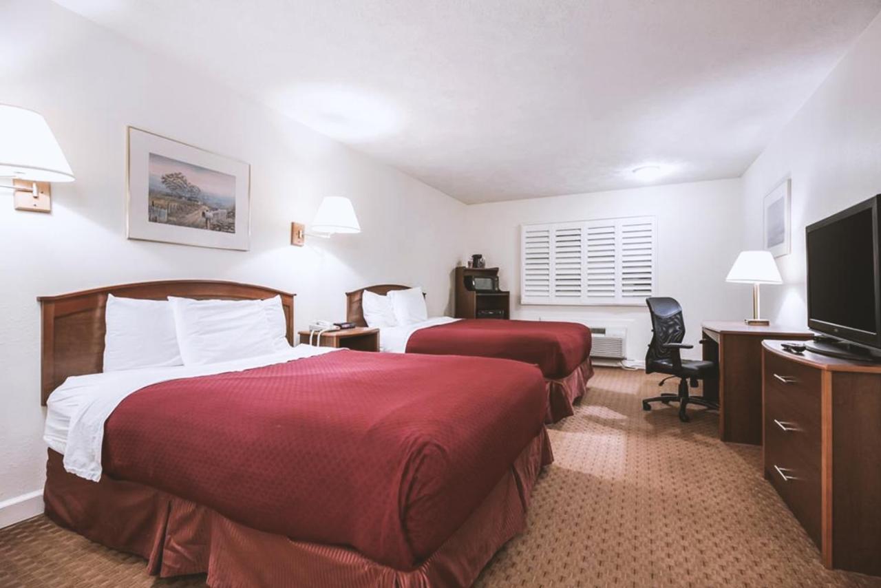 Sky-Palace Inn & Suites Mccook Extérieur photo