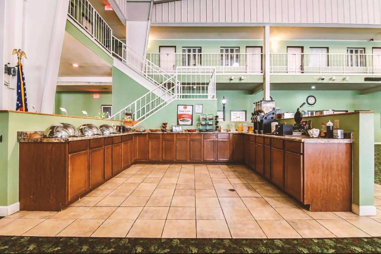 Sky-Palace Inn & Suites Mccook Extérieur photo