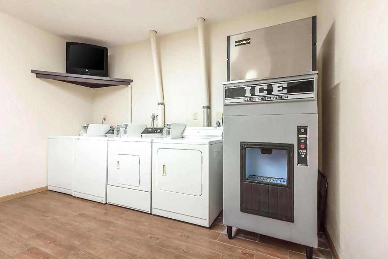 Sky-Palace Inn & Suites Mccook Extérieur photo