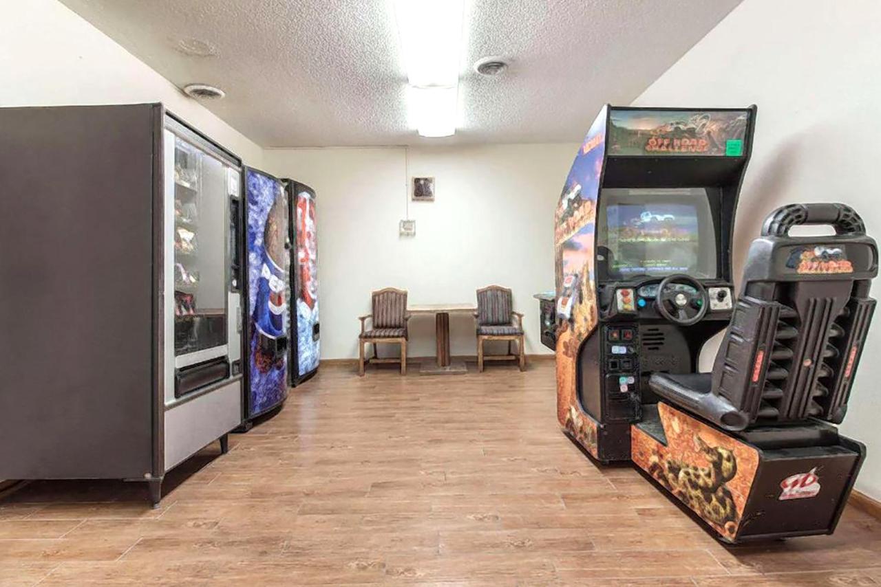 Sky-Palace Inn & Suites Mccook Extérieur photo