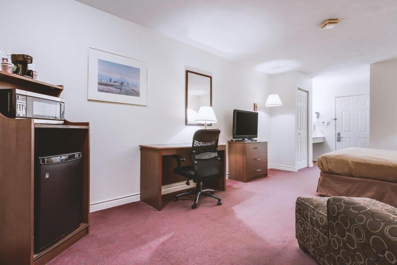 Sky-Palace Inn & Suites Mccook Extérieur photo
