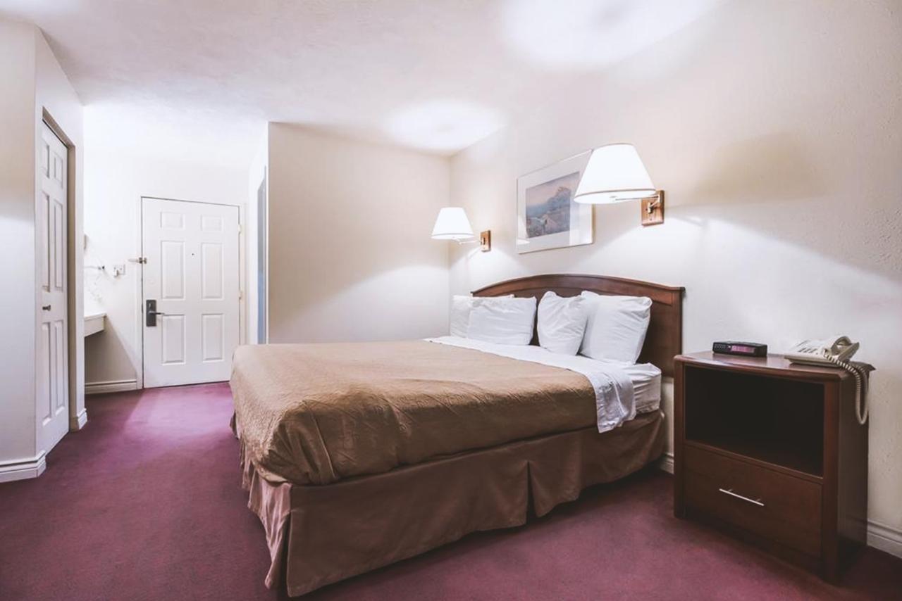 Sky-Palace Inn & Suites Mccook Extérieur photo