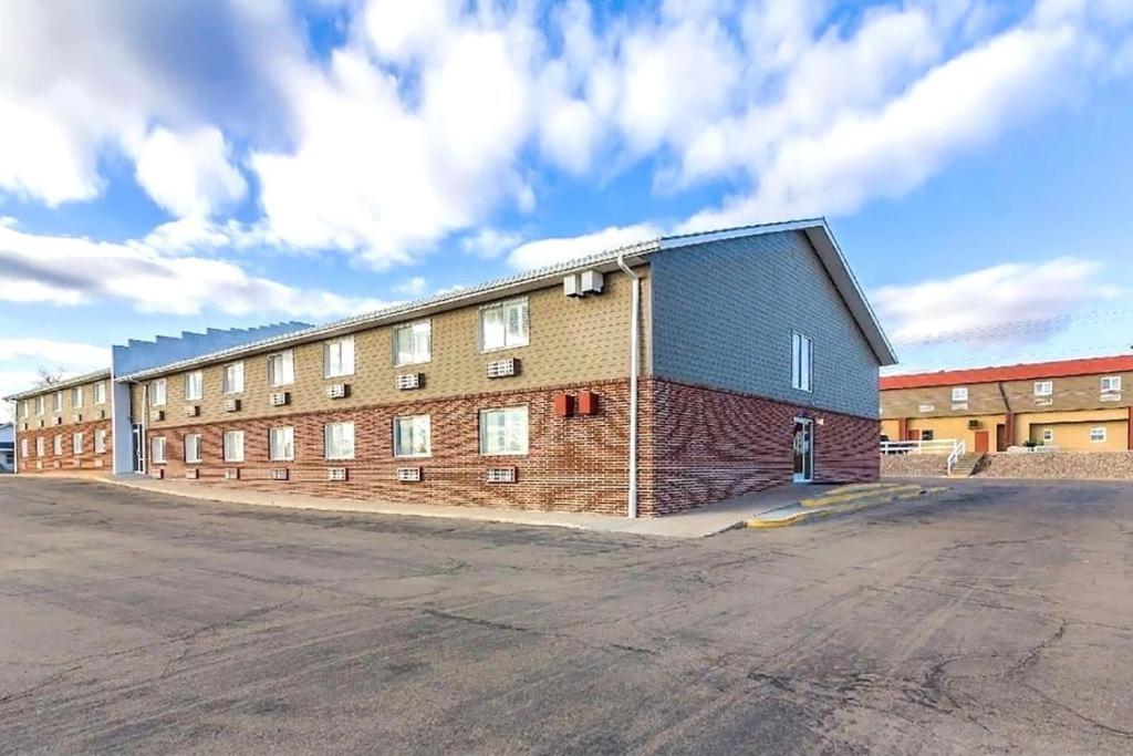 Sky-Palace Inn & Suites Mccook Extérieur photo